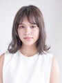 肩下ラインのミディアムヘア