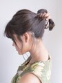 耳下の髪を引き上げてひとつにまとめる
