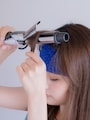 毛先を持ってコテを挟む