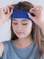 火傷を防ぐために、おでこにヘアバンドをつける