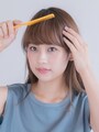 コームで毛流れを整える