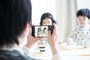 子供の写真を撮っている父親