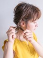 右サイドの毛束を三つ編みにする