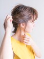 1センチ幅程度の後れ毛を残す