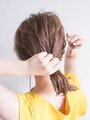 襟足の生え際あたりでひとつに結ぶ