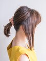 右サイドの髪をざっくり分ける