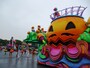 ドナルドダックたちは陽気でカラフルなラテンステージ