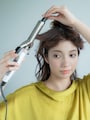 ハチ上の髪を根元からウェーブ状に