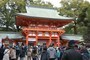 鮮やかな朱色に彩られた桜門