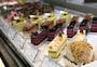 ショーケースに並ぶプティガトー