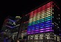 レインボーにライトアップされたフジテレビ社屋