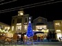くじらの噴水前広場では、雪の結晶やリースなどのムービングライトが大きなツリーを照らします（2017年11月5日撮影）