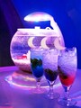 イルカの水族館「ドルフィンファンタジー」では17:00～「NOCTURNAL LOUNGE」に一変！幻想的な雰囲気の中でオリジナルドリンクが楽しめます。「ノクターナルモヒート（各700円）」（2017年11月30日撮影）