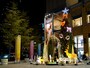 クロスゲート三角広場で輝くツリー。アーチの下に立って記念撮影ができる、フォトスポットになっています（2017年11月5日撮影）