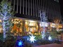 レストランで食事しながらイルミネーションを眺めては（2017年11月12日撮影）