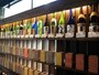「AKATSUKI NO KURA」には常時100種類の日本酒が並びます（2017年11月17日撮影）