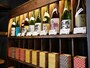 飲みたいお酒の下（もしくは上）の枡をカウンターに持っていくシステム。枡の色で料金がわかります。赤（290円）、黄（390円）、紫（490円）、青（590円）（2017年11月17日撮影）