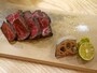 「備長炭ステーキ（1780円～）」。カウンターからは炭火で焼く様子がガラス越しに見られます（2017年11月17日撮影）