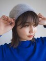 ベレー帽をやや浅めに被る