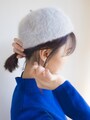 耳の上半分がかぶるようにするとこなれて見える
