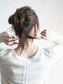 指先で毛束を作るようにワックスをつける