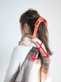 マフラーを背中でクロスさせる