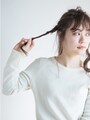 サイドを髪をくるくるとねじる