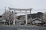 春には薄紅色の桜が彩る一の鳥居からの参道