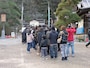 二の鳥居の手前から始まる初詣客の行列（2015年1月1日15:54）