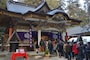 本殿前で参拝をする初詣客