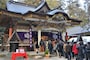本殿前で参拝をする初詣客