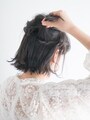 右側のバックの髪を、耳上の位置で分ける