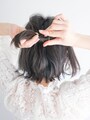 髪色に近いシリコンゴムで結ぶ