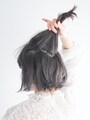 V字になるように手ぐしでざっくり分ける
