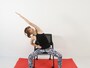 椅子に座って体側伸ばしストレッチ4