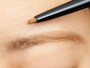 芯が涙型のペンシルは自然な眉が描きやすいので、メイク初心者さんにもおすすめ