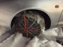 溶けかかった雪がオートソックの接地面に雪がついてスリップ