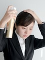 少し離した位置からハードスプレーをふる
