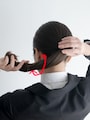 毛束にワックスをつけてからねじることで、就活用のお団子の髪型が崩れにくくなる