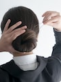 就活用お団子が崩れないようアメピンをしっかり挿す