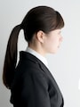 就活向けのひとつ結びなら、後頭部の真ん中あたりで結ぶ