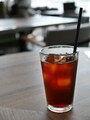 併設のコーヒースタンドでは海外でも評価が高いコーヒーロースター「ONIBUS COFFEE（オニバス コーヒー）」（東京・中目黒）の厳選された風味豊かな豆を使用したコーヒーを提供。画像は「オニバスブレンド（アイス、580円　※テイクアウトも可）（2017年5月24日撮影）