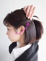 ハーフアップの結び目に毛束を引っ張る