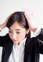 就活向けの清潔感あるハーフアップにするには、表面に浮いた毛も整える