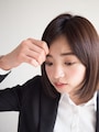 眉毛も見えるように前髪を流す