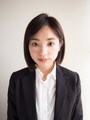 おでこを出し片耳をかけたボブスタイル