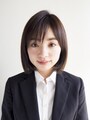 前髪を自然に横に流すスタイル