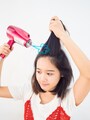 ドライヤーの風を根元にあてる