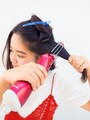 くるくるドライヤーを毛束の下からぐっと押し込む