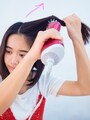 上に引っ張りながら滑らせる